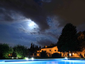 Vista notturna della piscina