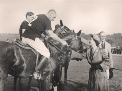 Roma -Acqua Acetosa- Torneo Internazionale di Polo - primavera 1951- -La principessa Elisabetta (attuale Regina d'Inghilterra) premia Rodolfo de Carvalho de Moraes dei 'PINGUINI' vincitori sugli 'OPTIMIST'S' cui faceva parte il consorte Duca Filippo d'Edimburgo